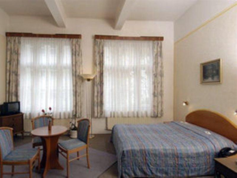 Hostel Junior Praga Esterno foto